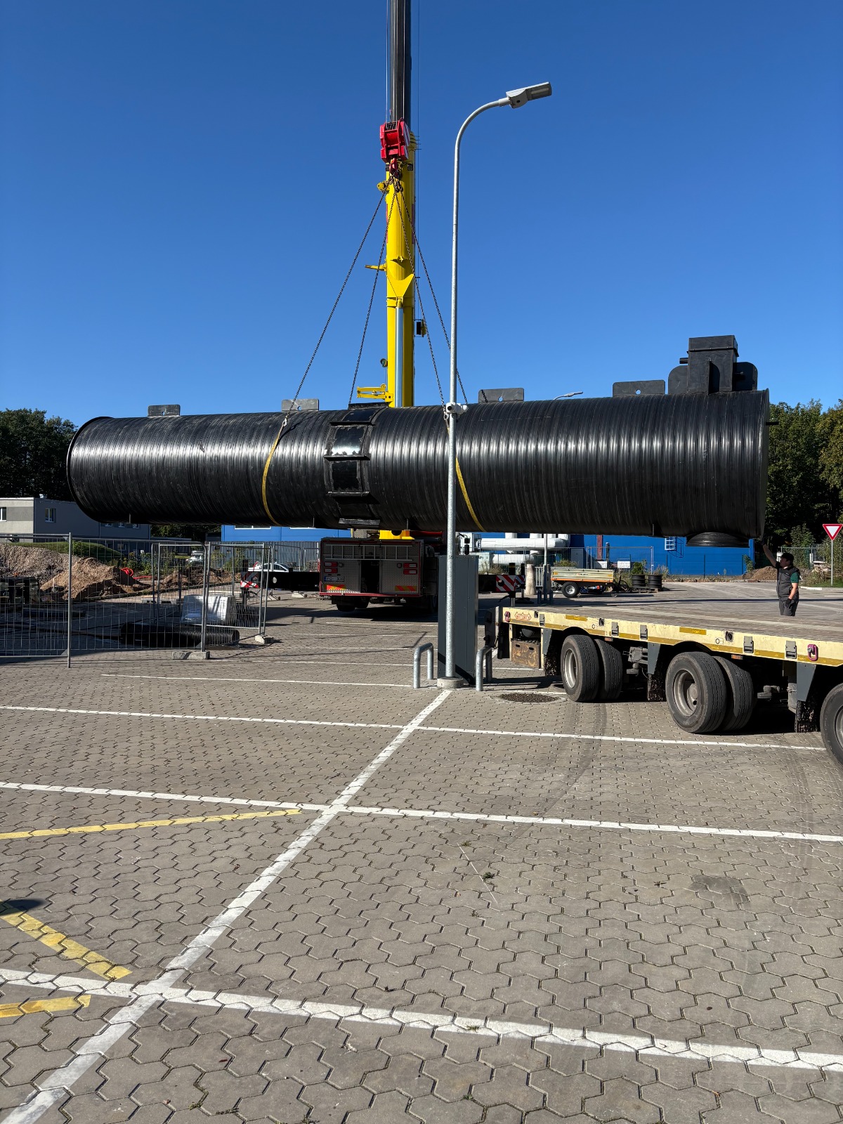 Liela drenāžas caurule transportēšana ar celtni