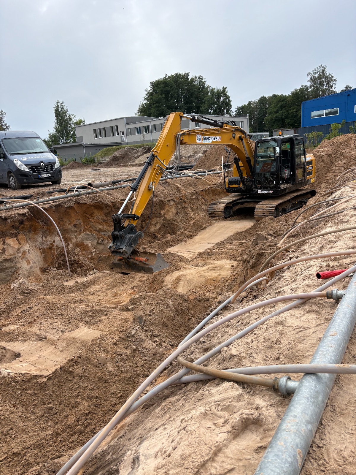Tranšejas rakšana ar ekskavatoru drenāžas montāžai