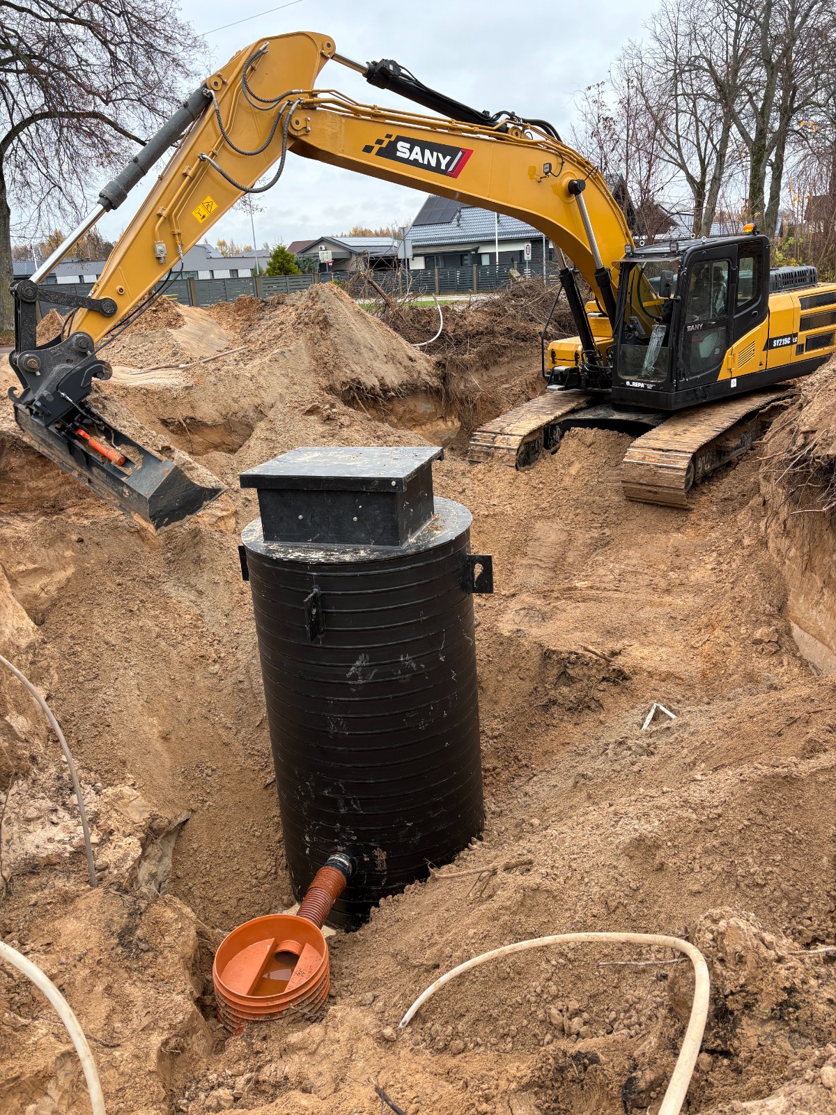 KSS nolaišana bedrē ar ekskavatoru