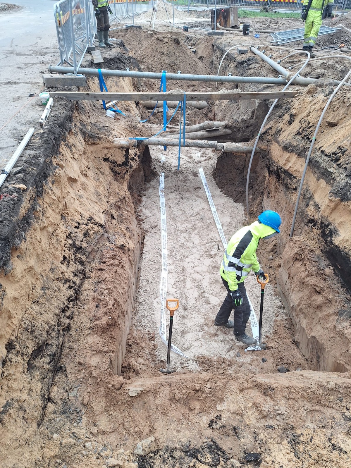 Tranšejas rakšana un cauruļvadu montāža