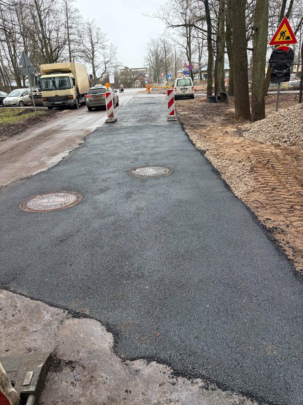 Atjaunots asfalta segums ar kanalizācijas akām