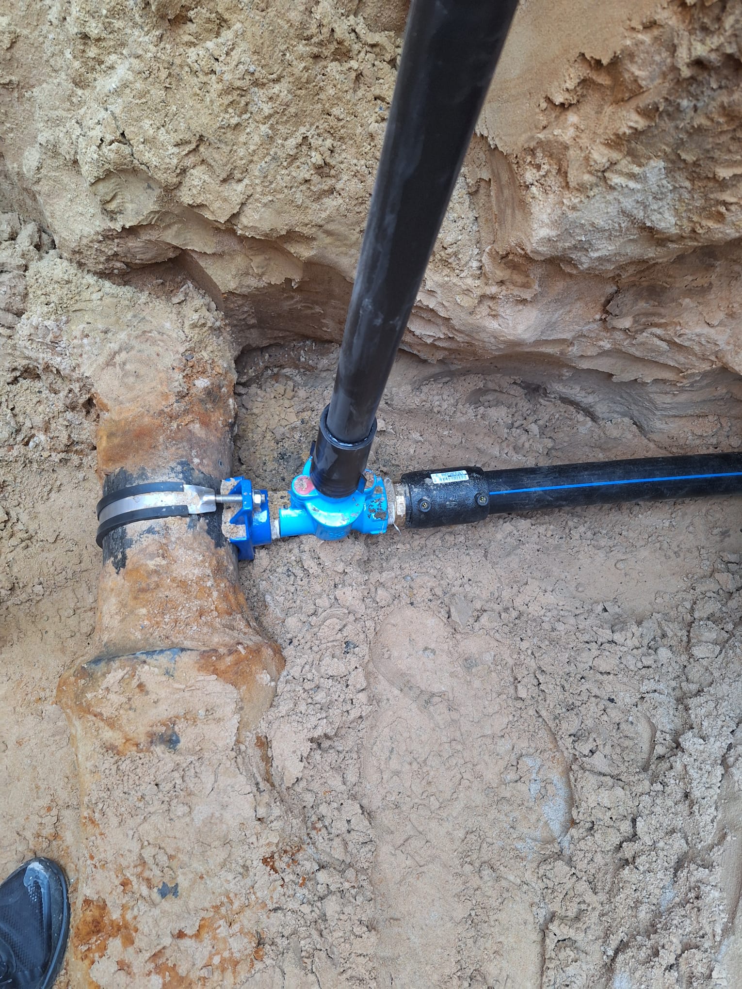 Pieslēgums pie centrālā ūdensvada ar zilā vārstu