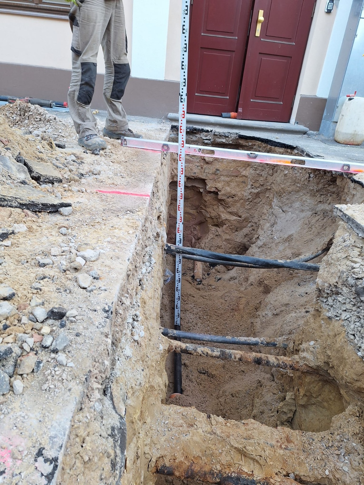 Tranšejas rakšana un cauruļvadu montāža